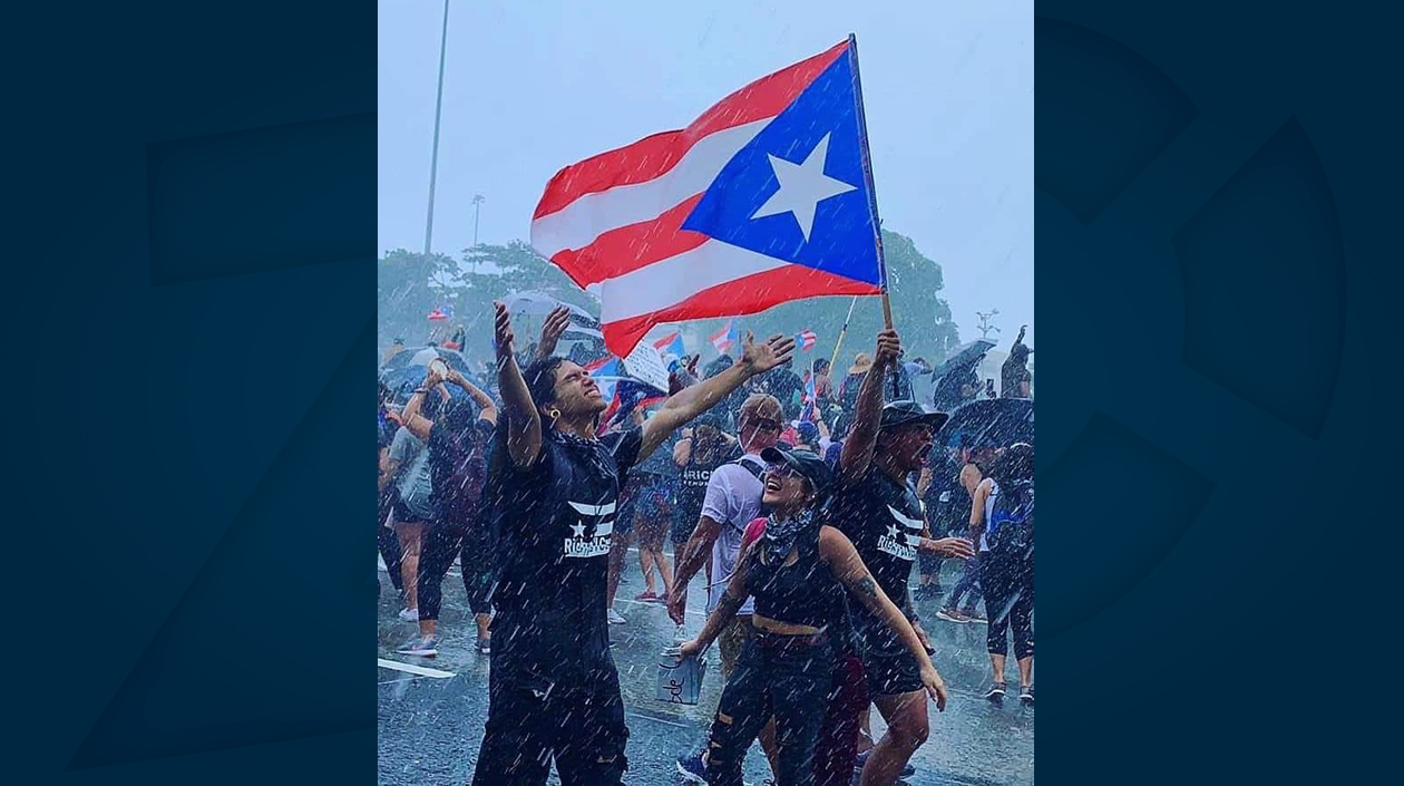 Un torrencial aguacero cayó en plena marcha.