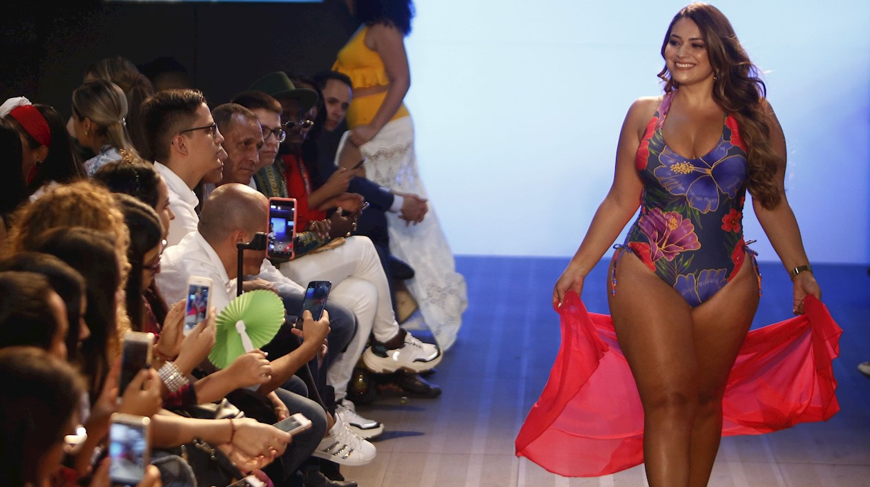 Una modelo luce creaciones de la marca colombiana Rebell este martes, durante Colombiamoda 2019