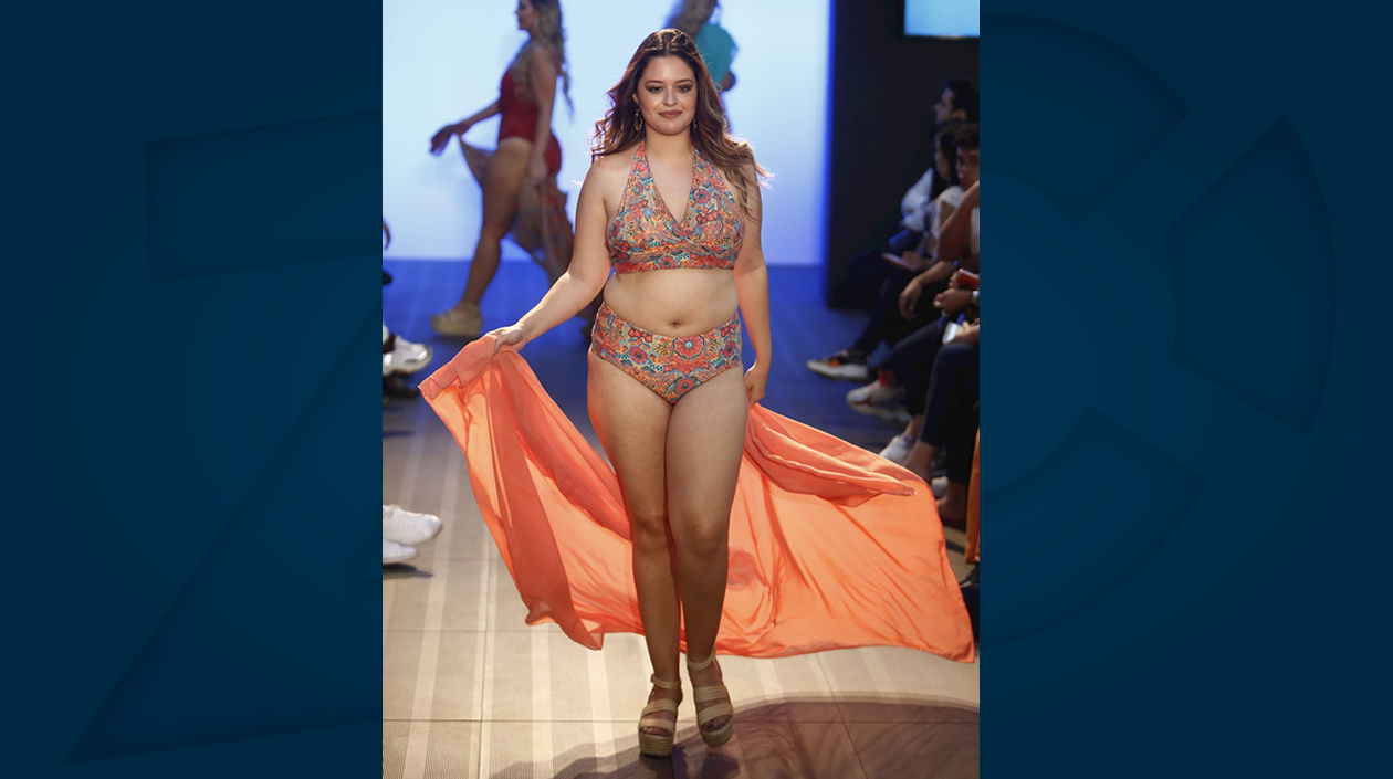 Una modelo luce creaciones de la marca colombiana Rebell este martes, durante Colombiamoda 2019, en Medellín