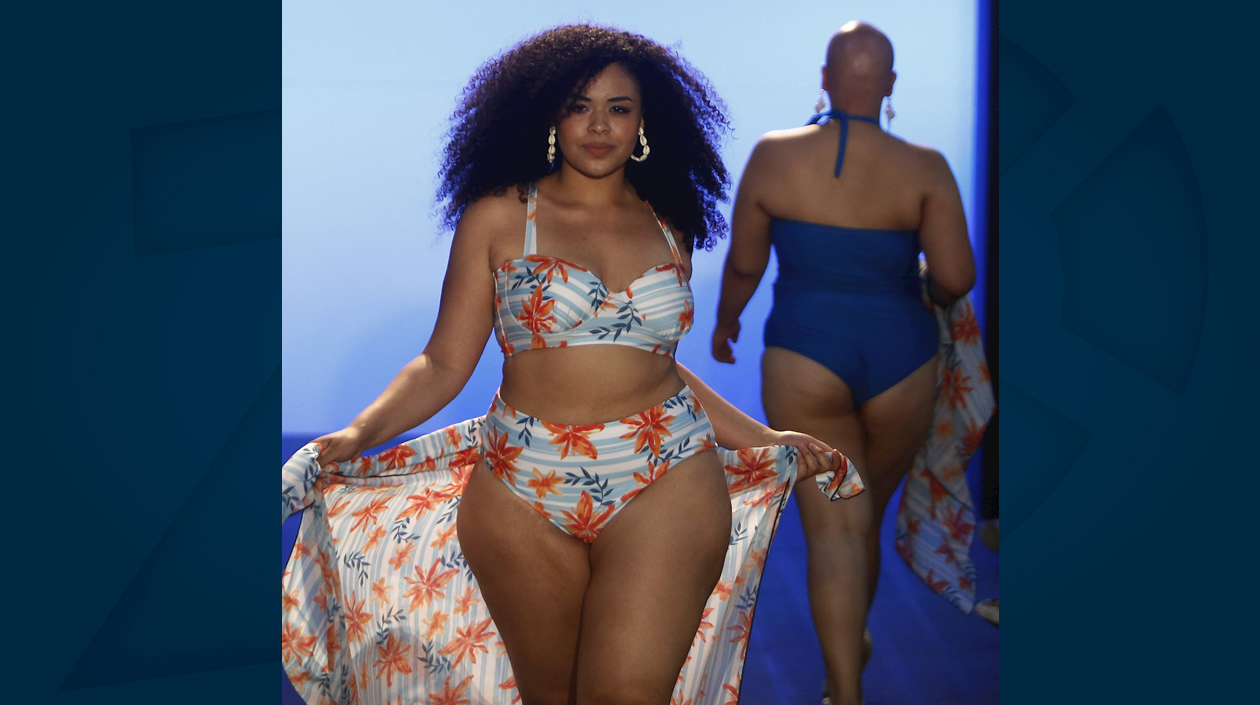 Una modelo luce creaciones de la marca colombiana Rebell este martes, durante Colombiamoda 2019