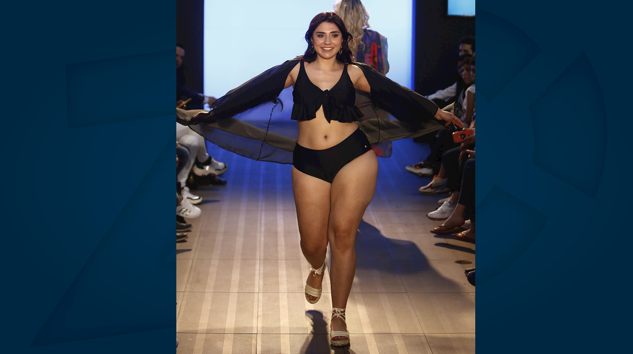 Una modelo luce creaciones de la marca colombiana Rebell este martes, durante Colombiamoda 2019