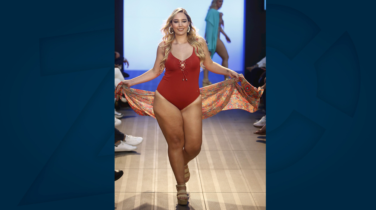 Una modelo luce creaciones de la marca colombiana Rebell este martes, durante Colombiamoda 2019