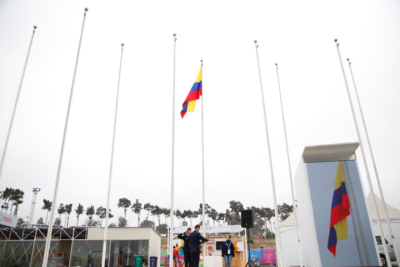 Momento en que la bandera es izada. 