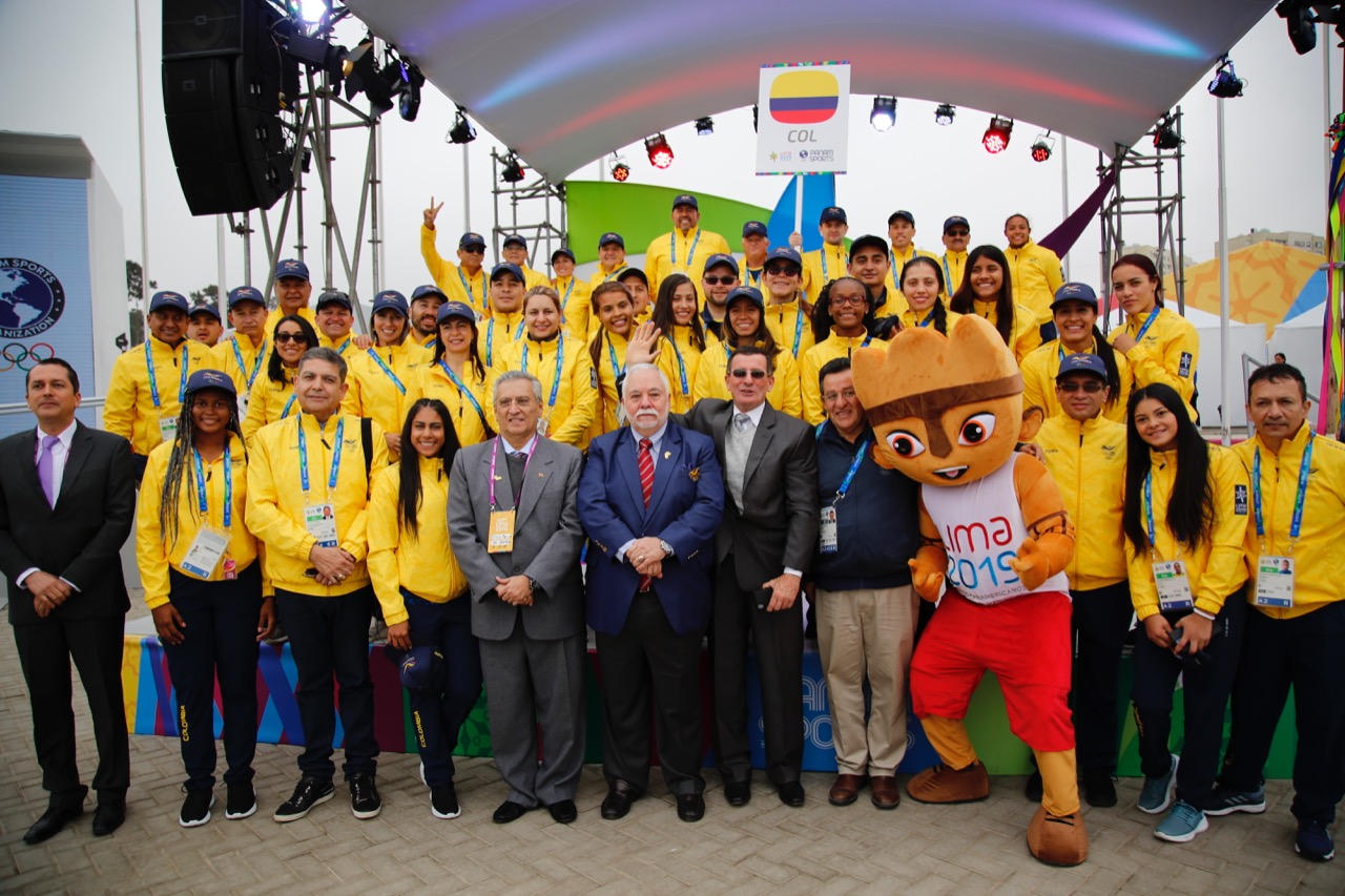 Delegación de Colombia tras la izada de bandera.  