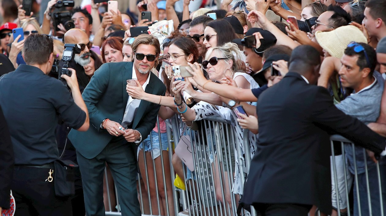Brad Pitt compartiendo con sus fanáticos.