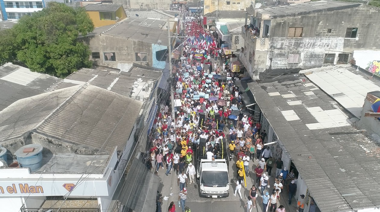 La caravana rumbo a la Registraduría Municipal de Soledad.