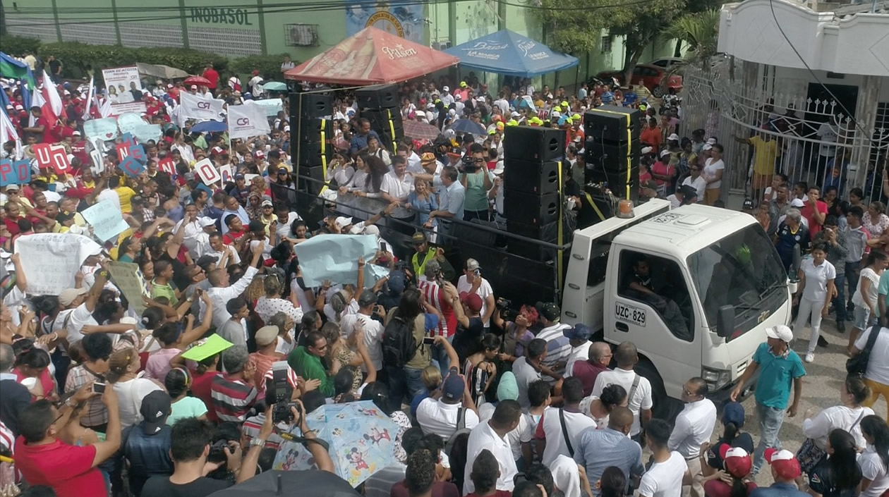 La caravana rumbo a la Registraduría Municipal de Soledad.