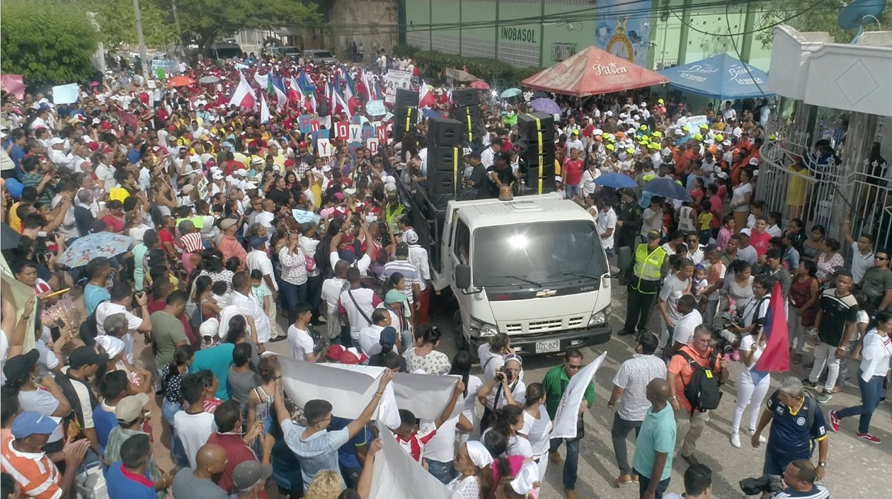 La caravana rumbo a la Registraduría Municipal de Soledad.