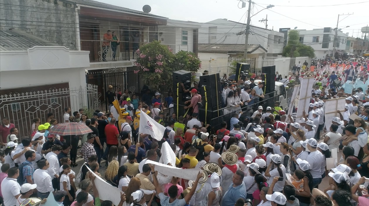 La caravana rumbo a la Registraduría Municipal de Soledad.