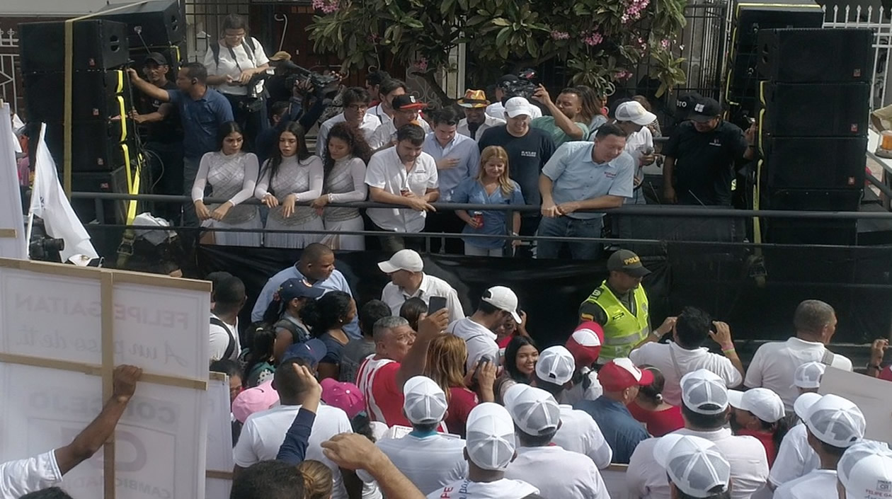 La caravana rumbo a la Registraduría Municipal de Soledad.