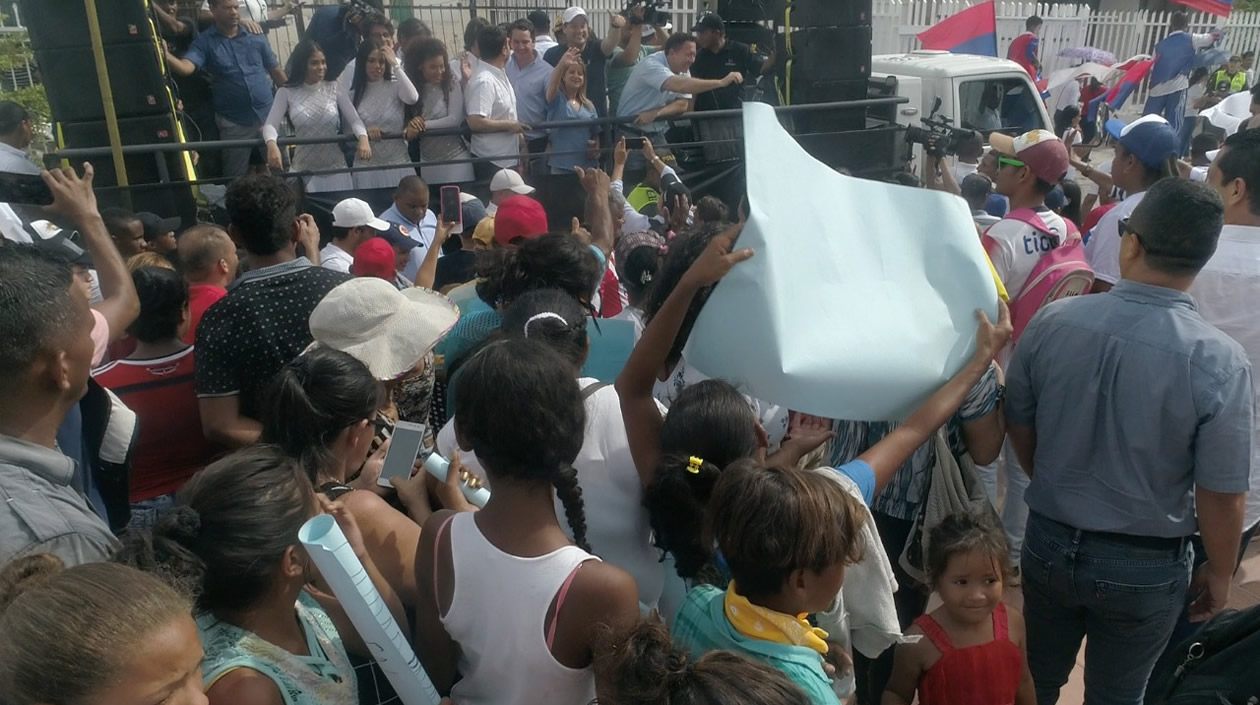La caravana rumbo a la Registraduría Municipal de Soledad.