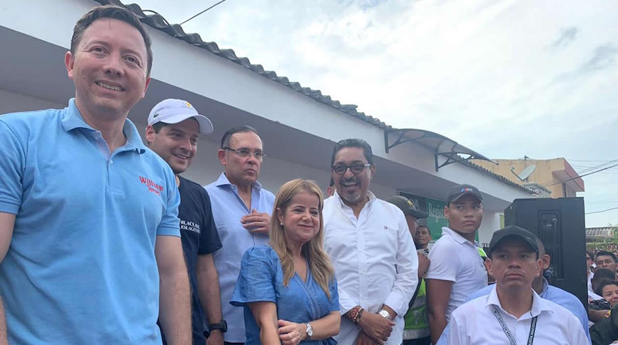 El candidato a la Alcaldía de Soledad, William Torres, y la aspirante a la Gobernación, Elsa Noguera, acompañados de congresistas del Atlántico.