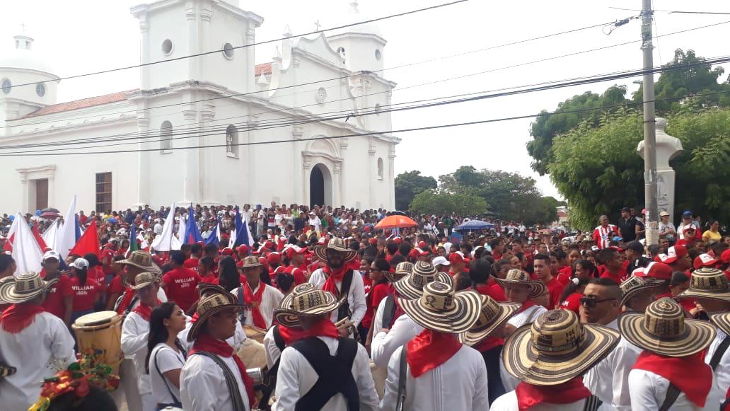 Grupos folclóricos presentes en la Plaza Central de Soledad.