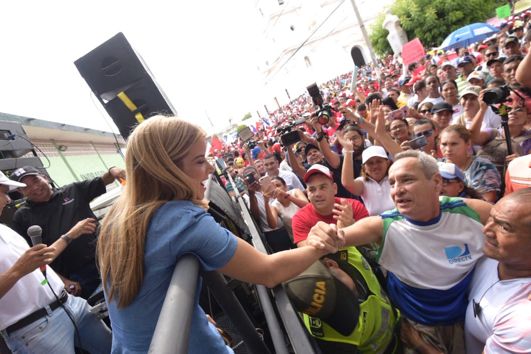 La candidata Elsa Noguera saludando a los asistentes.