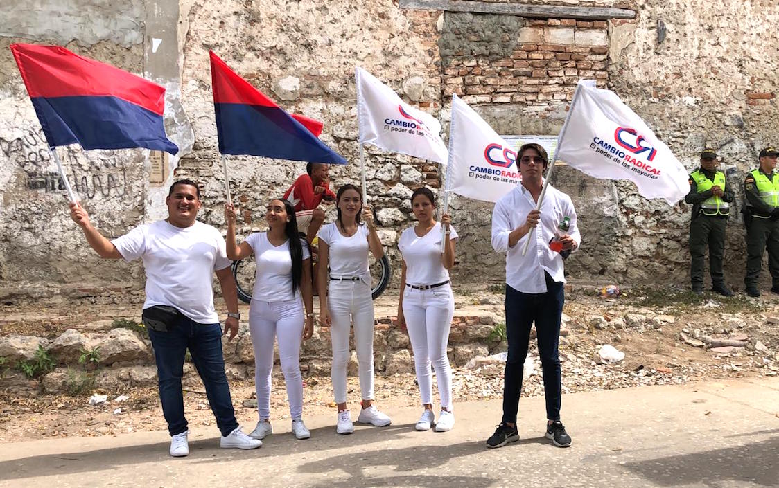 Simpatizantes acompañando la caravana.