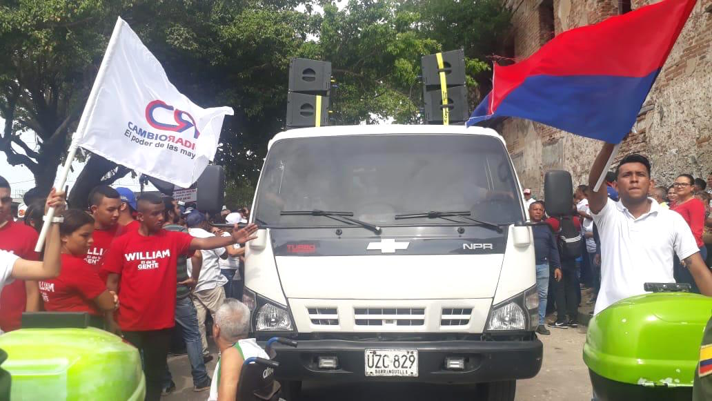 La caravana rumbo a la Registraduría Municipal de Soledad.
