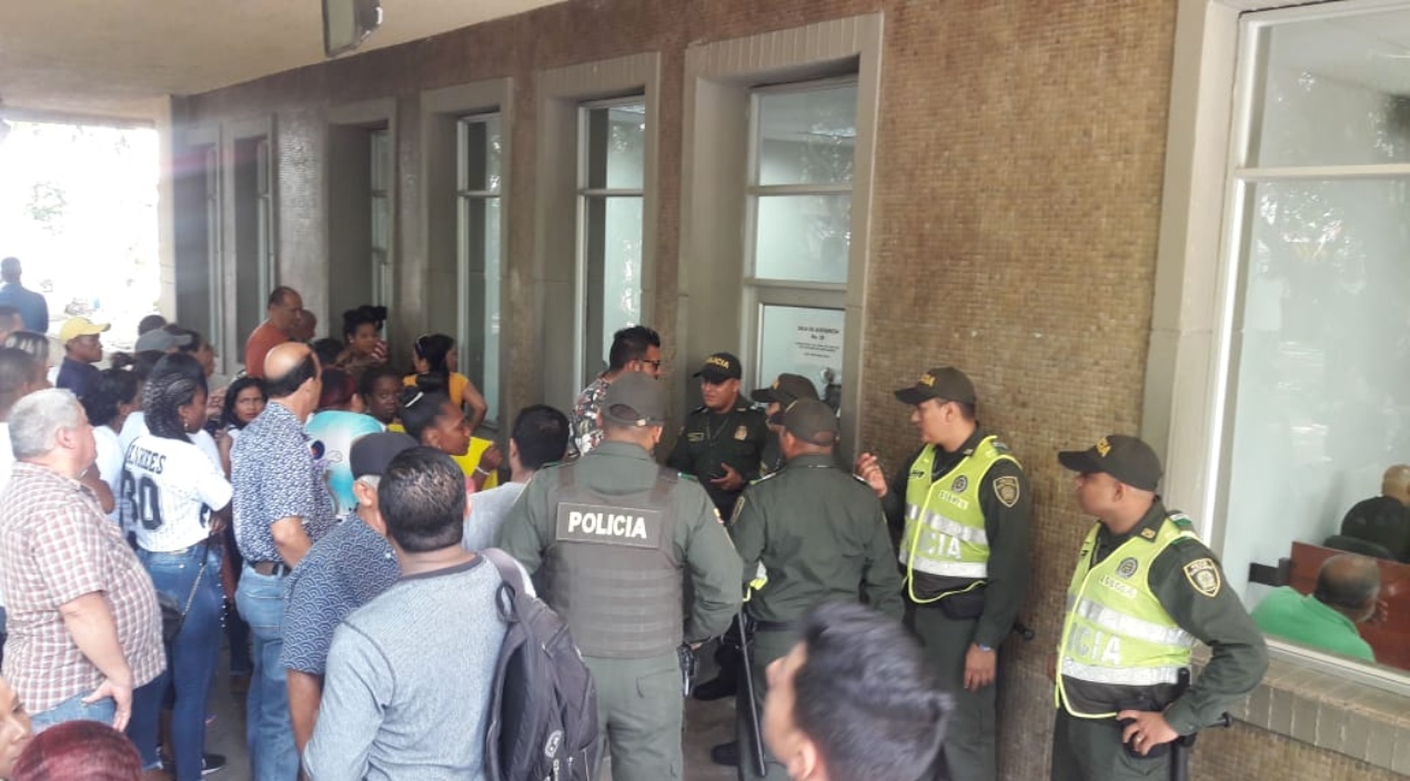 Vecinos y familiares de la pequeña Salomé llegaron en masa al Centro de Servicio Judicial en la mañana de este jueves para exigir justicia por su muerte..