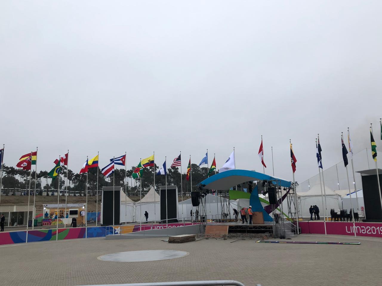 En la Zona Internacional está la plaza de las banderas, donde flamean las de todos los países participantes.