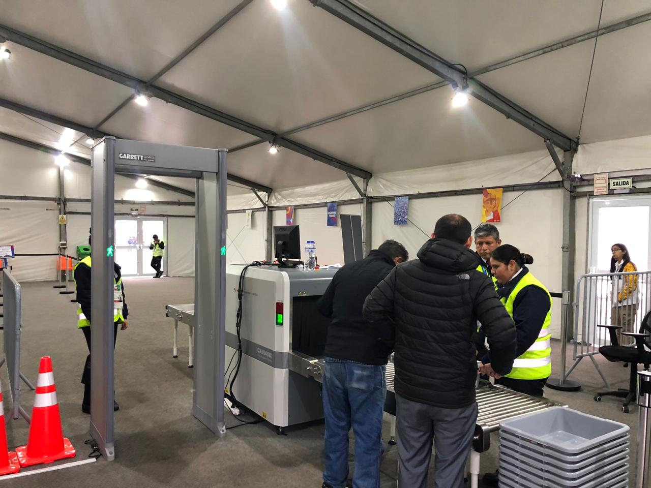 Para ingresar, cada visitante es registrado por un riguroso proceso de seguridad.