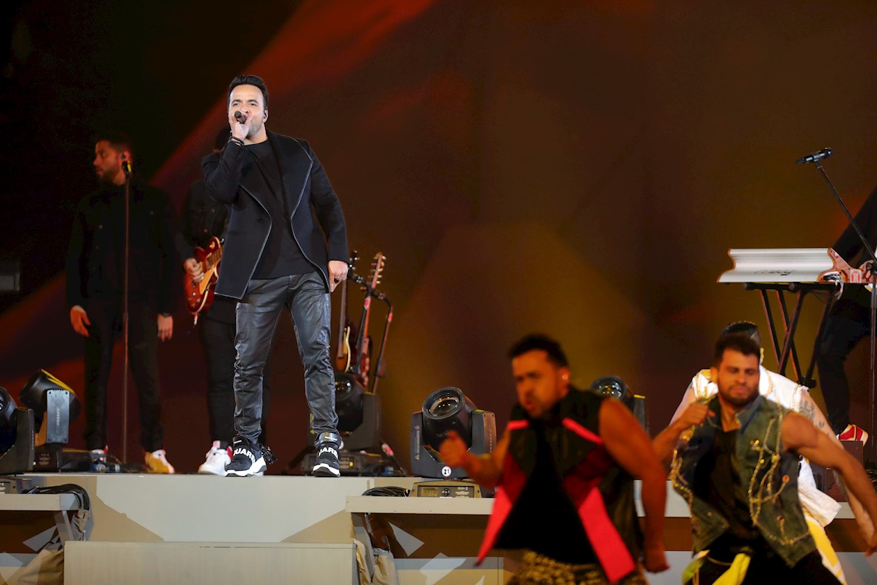 El puertorriqueño Luis Fonsi en medio de su presentación.