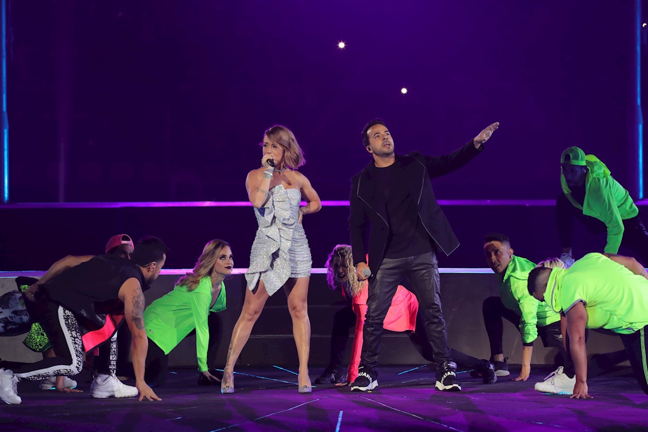 Luis Fonsi junto a la peruana Leslie Shaw, interpretando 'Échame la culpa'. .