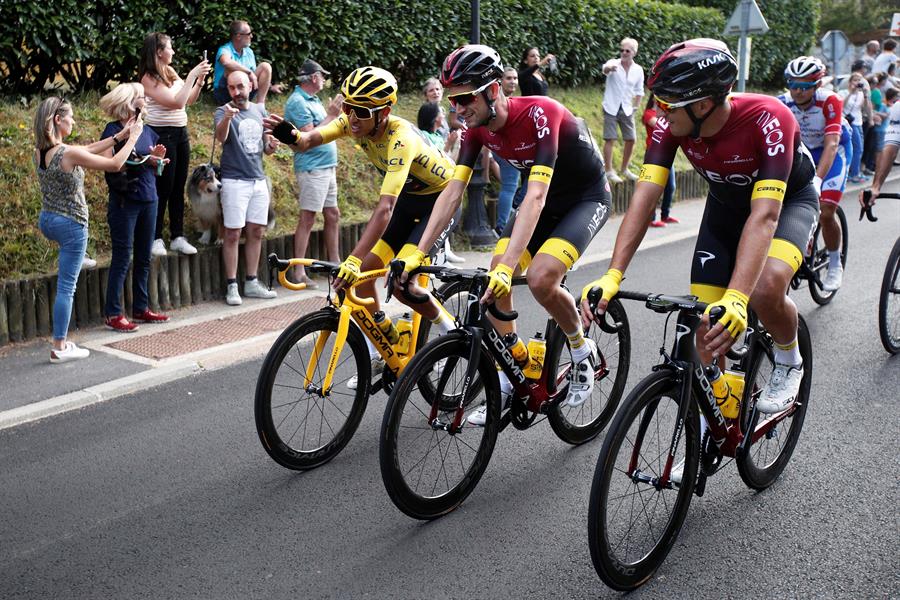 El ciclista colombiano Egan Bernal y sus compañeros del Team Ineos.