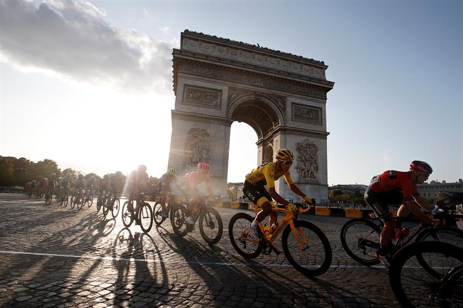 Egan Bernal pasando por el Arco del Triunfo, en París.