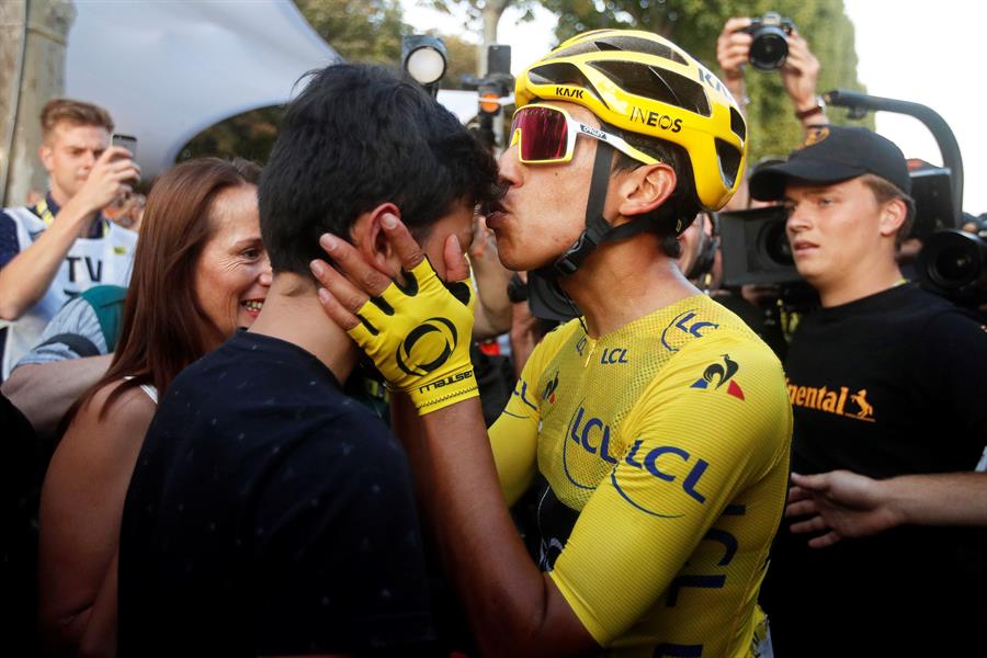 Egan Bernal besando la frente de su hermano menor.