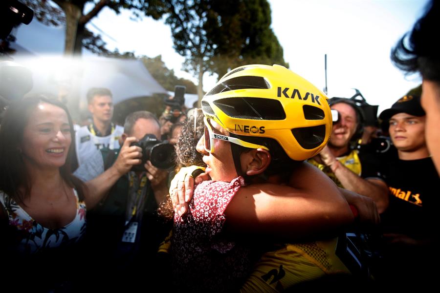 El abrazo de Egan Bernal con su novia.