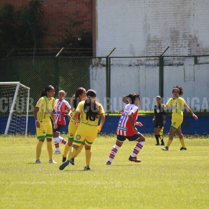 La 'tiburona' Angie Téllez en plena acción del partido.