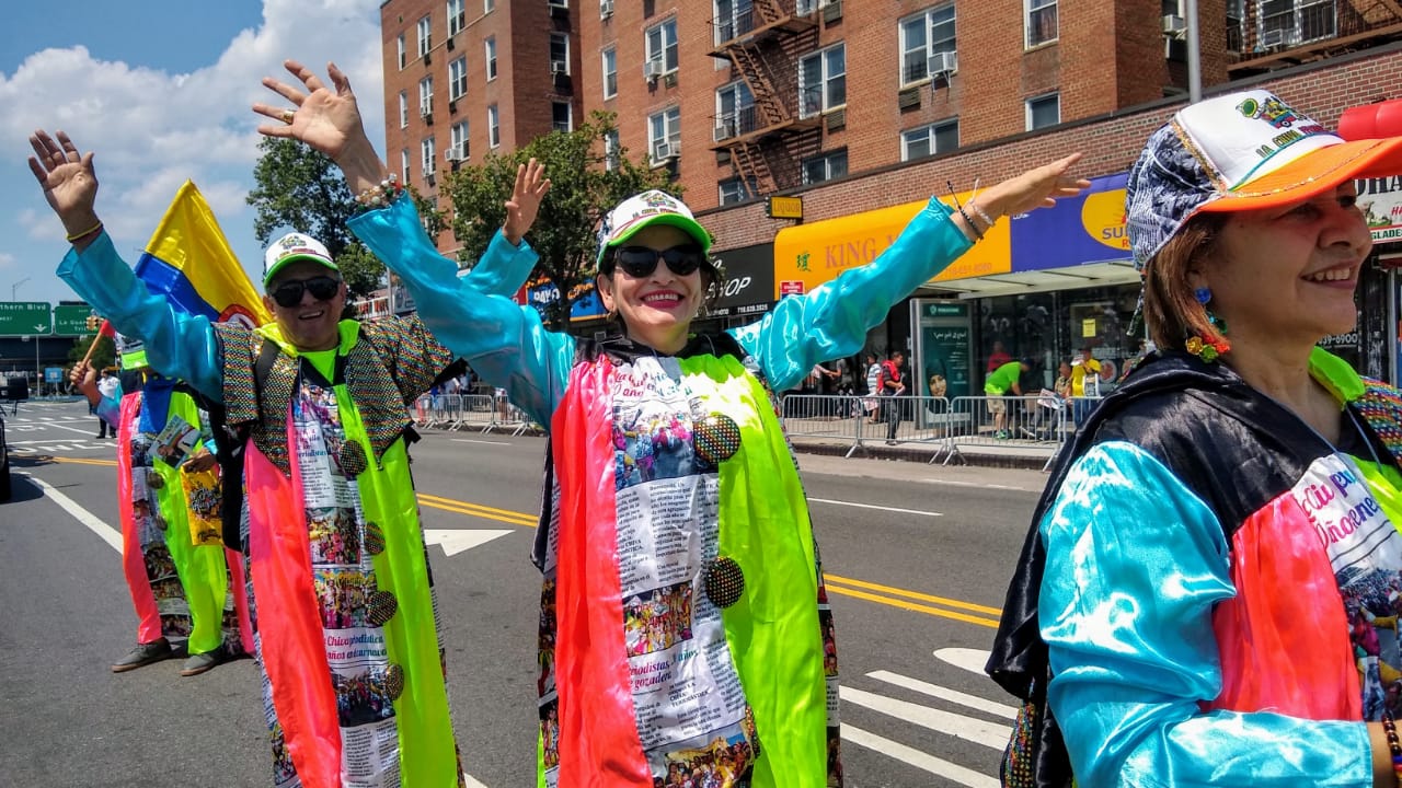 'La chiva periodística' en medio del desfile.