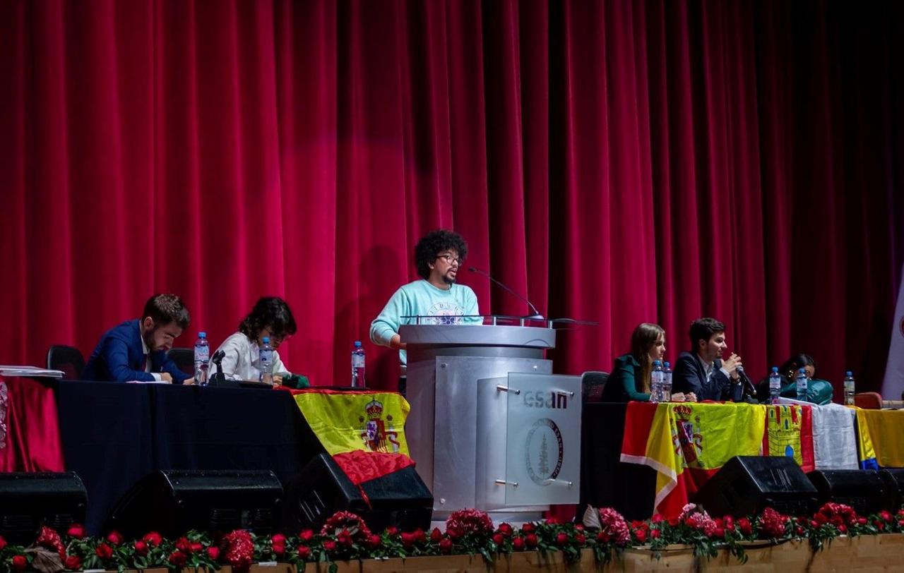 El estudiante universitario Hernando Castro Palma durante el Mundial del Debate. 