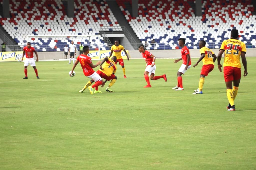 Acción del partido disputado en el estadio 'Romelio Martínez'.