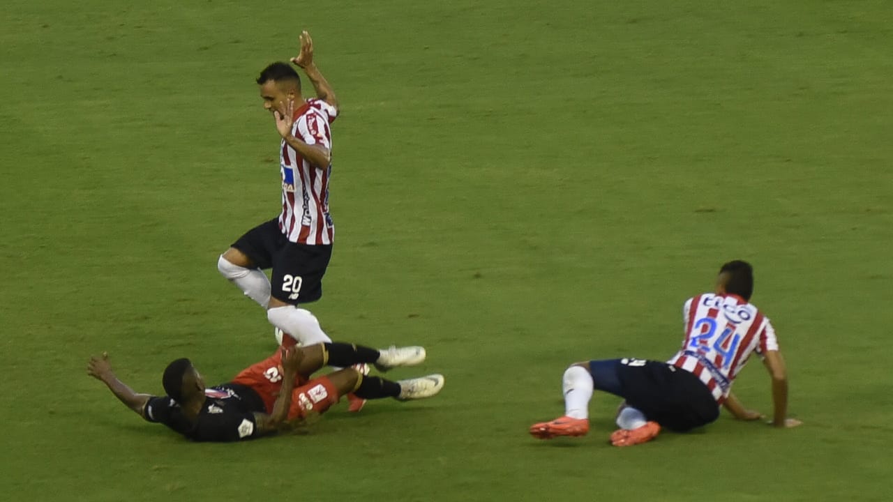 Marlon Piedrahita sacando la marca de Daniel Quiñones.