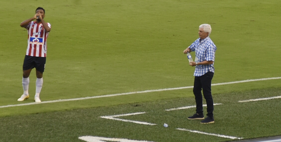 Luis 'Cariaco' González aprovechando para hidratarse.
