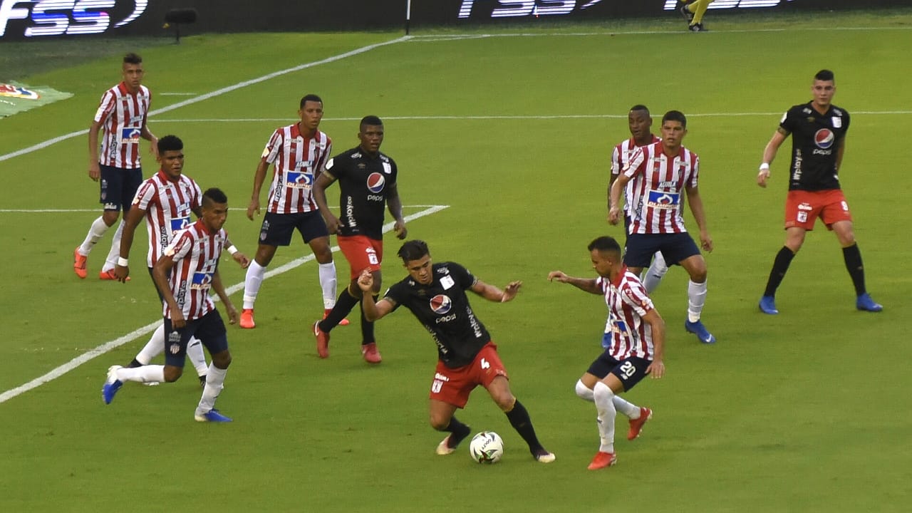 Carlos Sierra intentando eludir la marca de Marlon Piedrahita.