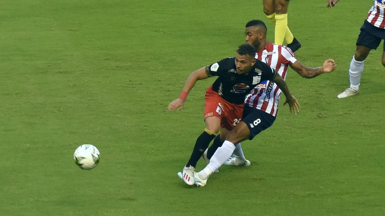 Freddy Hinestroza neutraliza una llegada de Duvan Vergara.