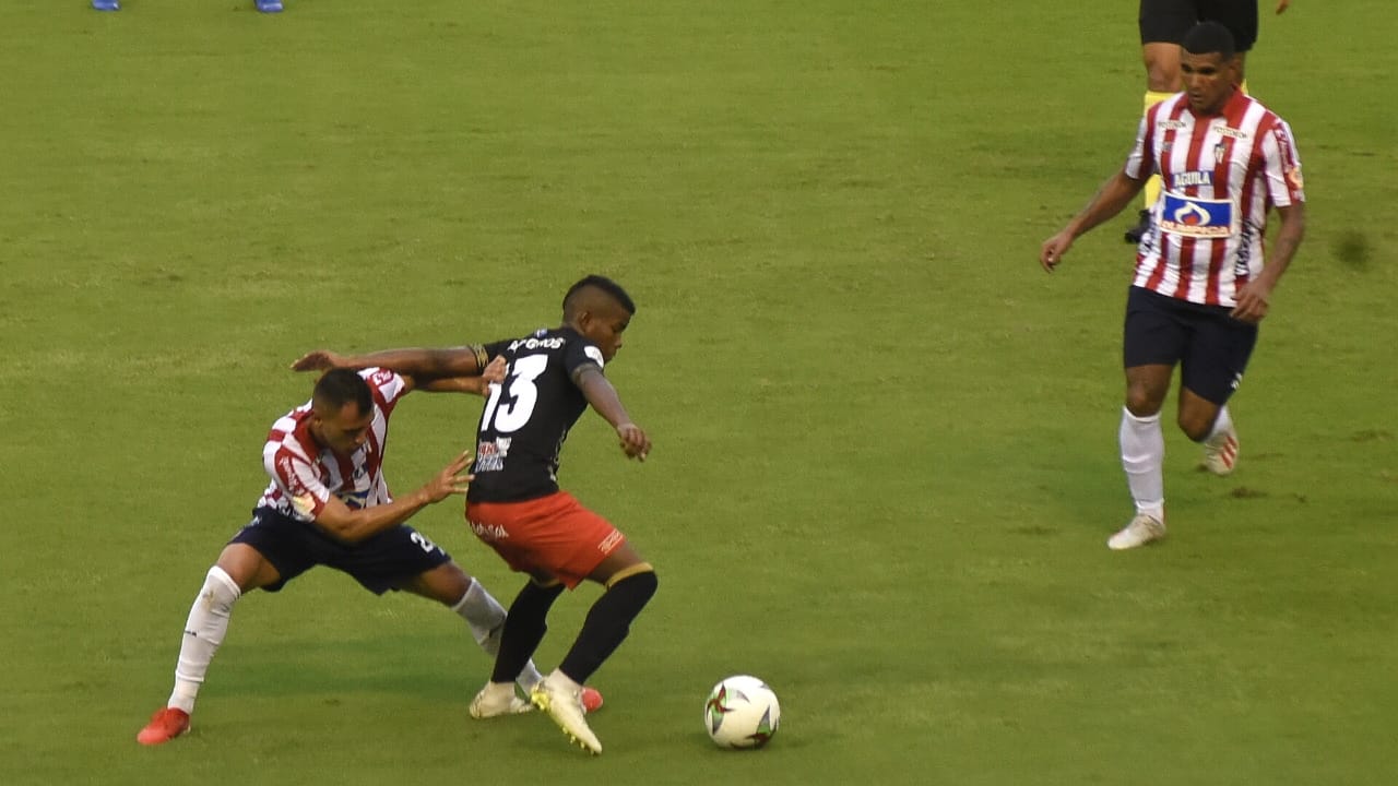 Daniel Quiñones enfrentando la marca de Marlon Piedrahita.