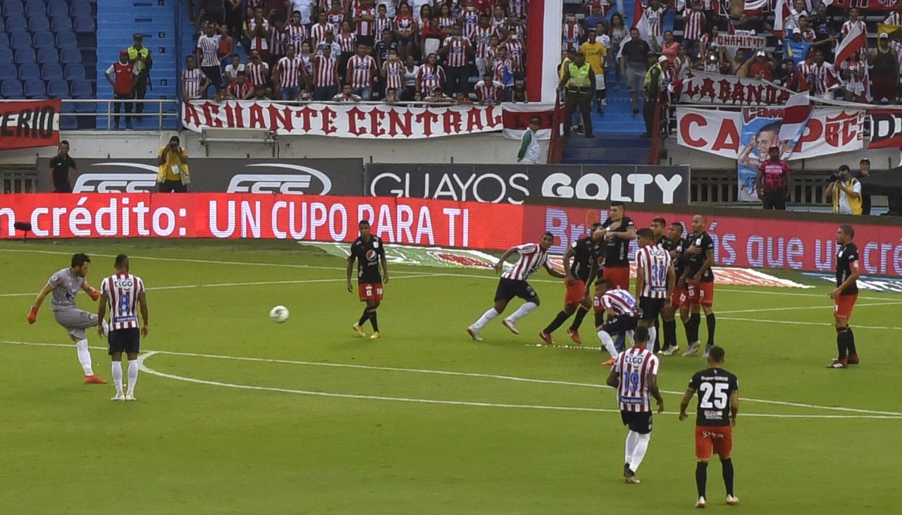 Sebastián Viera en la ejecución de un tiro libre.