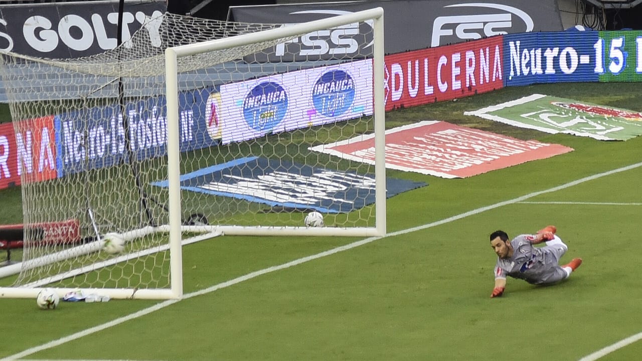 Tiro desviado al arco de Sebastián Viera.