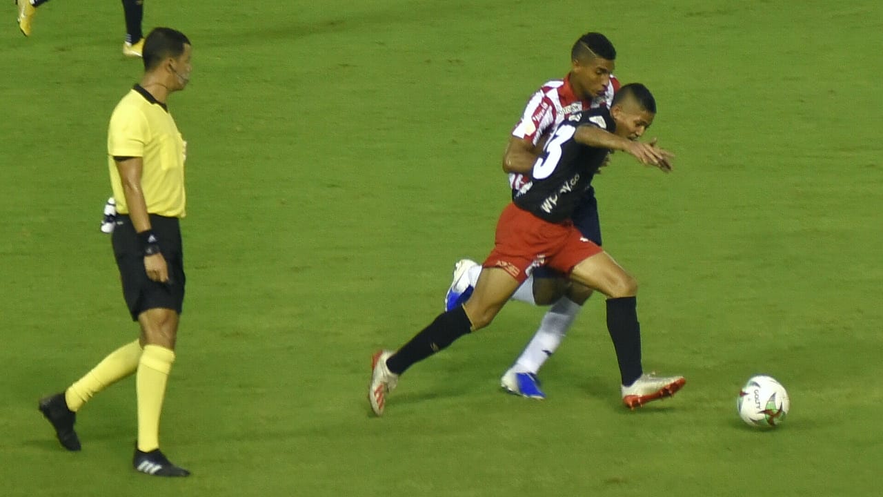Daniel Quiñones iniciando jugada ofensiva para los visitantes.