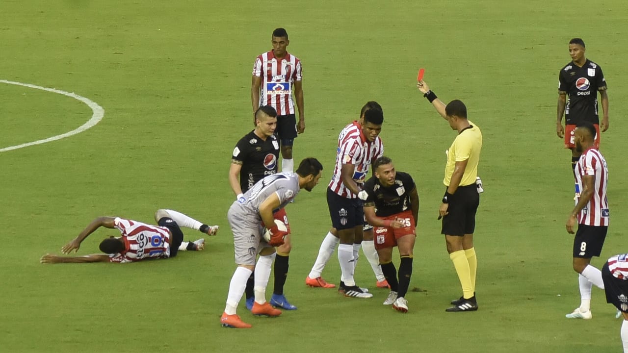 El árbitro John A. Ospina sanciona con tarjeta a Duvan Vergara.