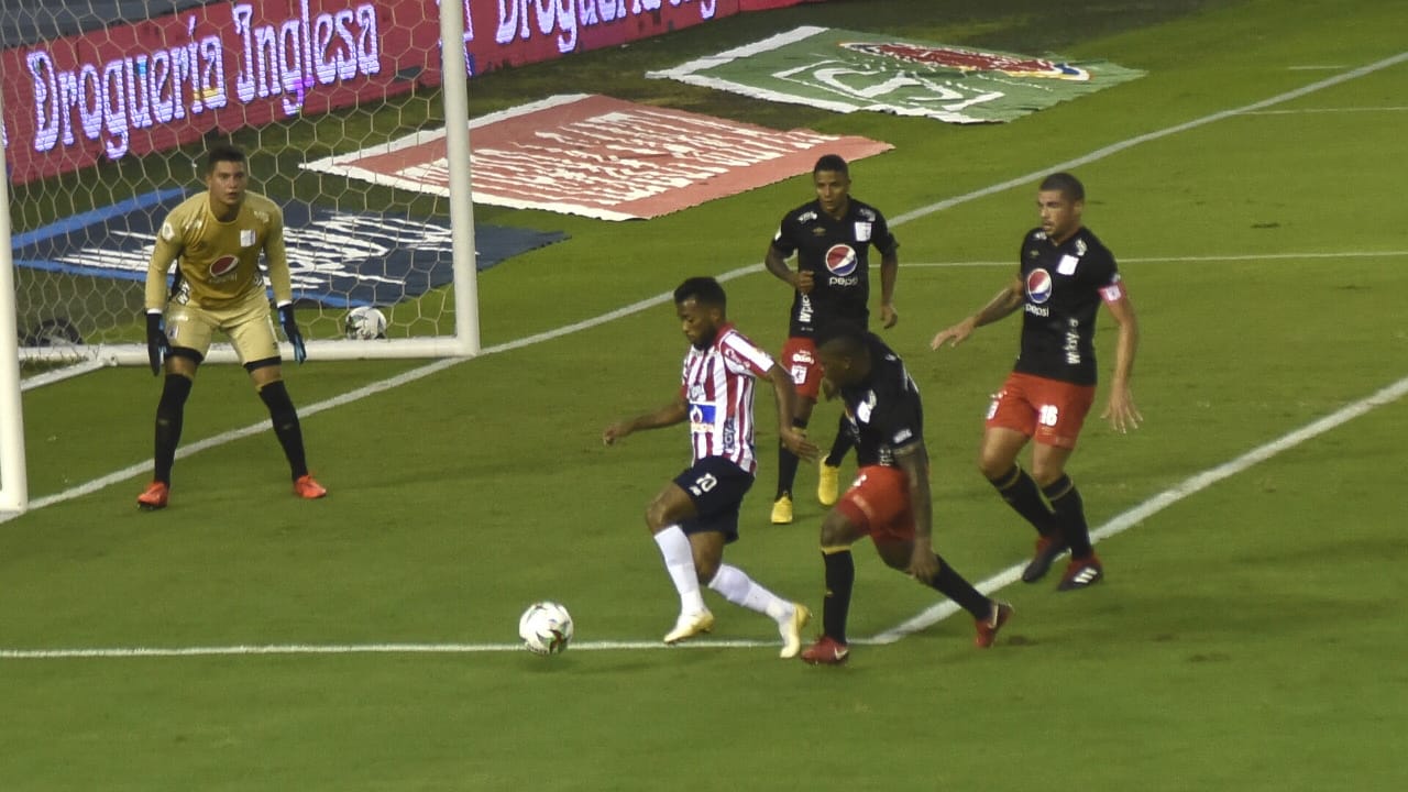 Luis 'Cariaco' González disputando el balón dentro del área americana.