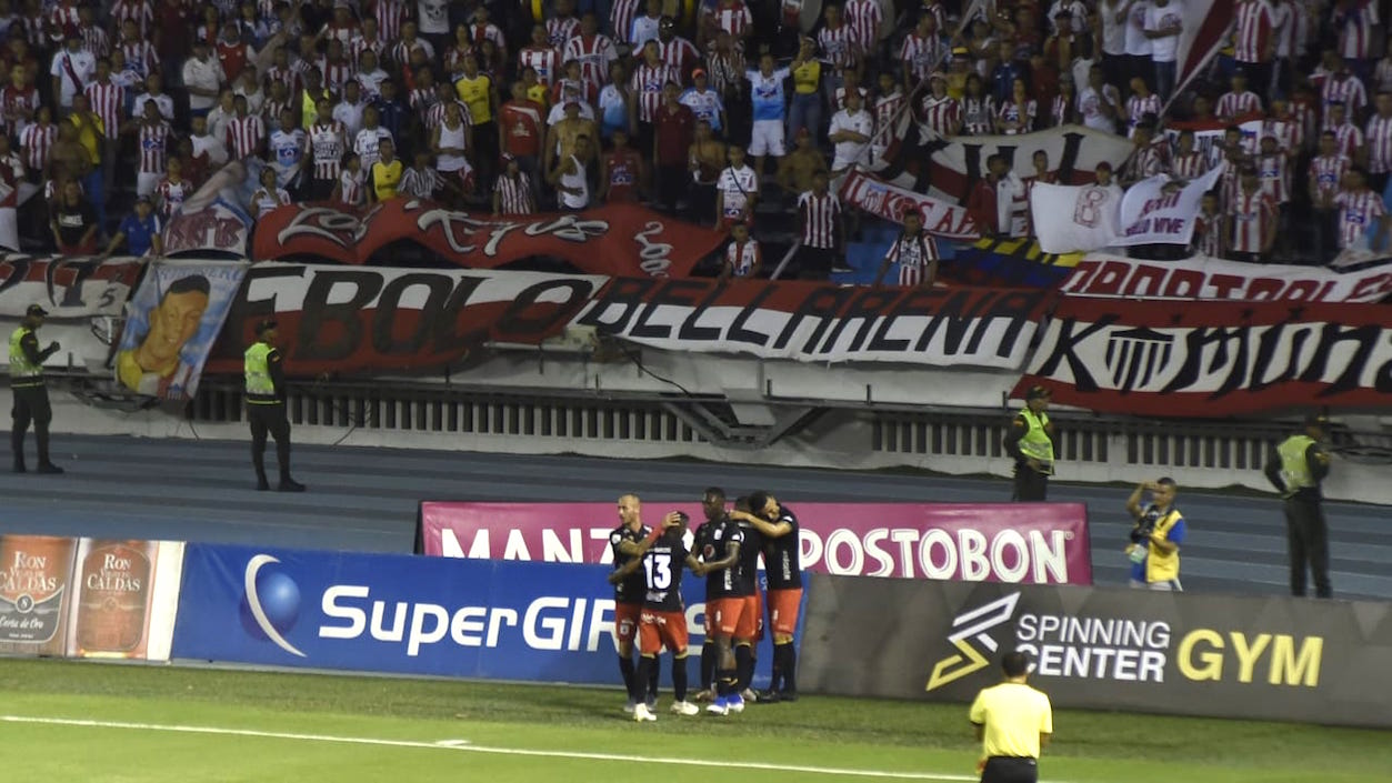 Jugadores del América de Cali celebrando el gol del triunfo.