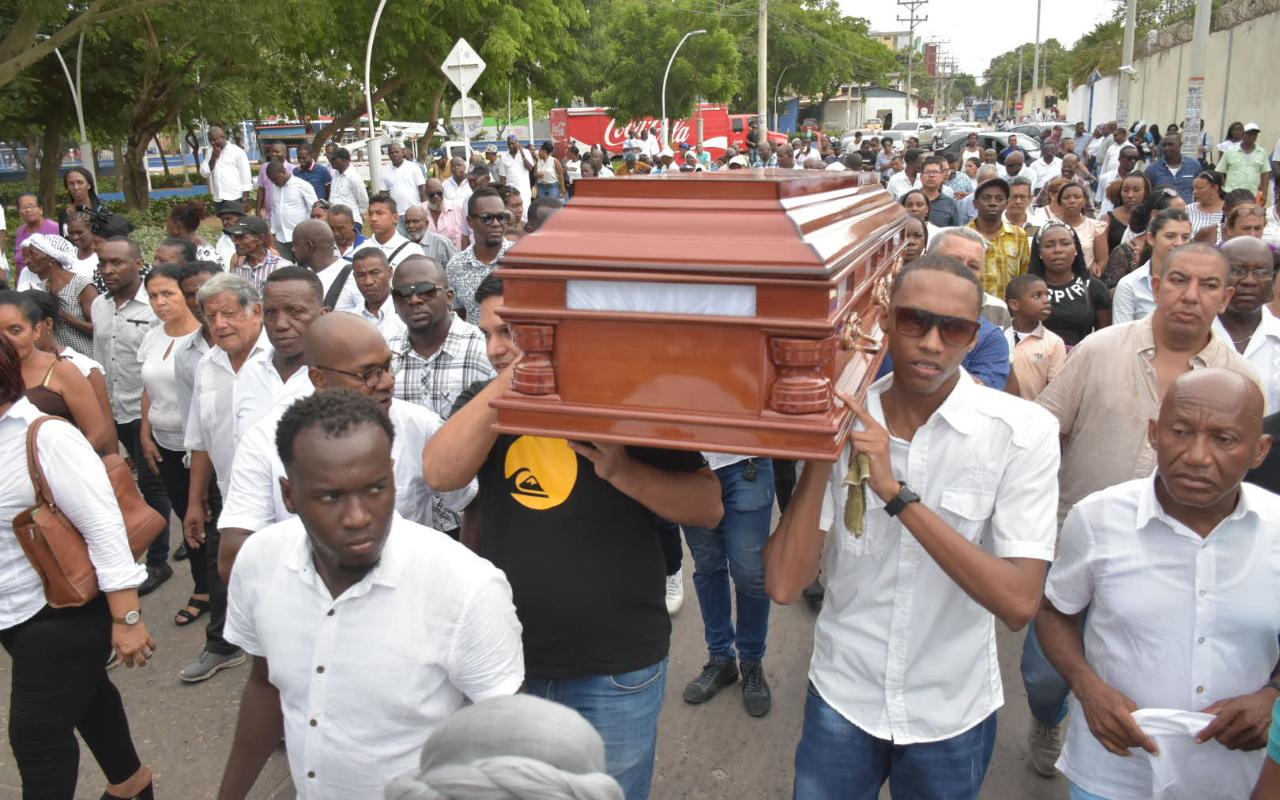 Desde el barrio Los Andes, hasta el Cementerio Universal, el cortejo fúnebre estaba acompañado de familiares y amigos.