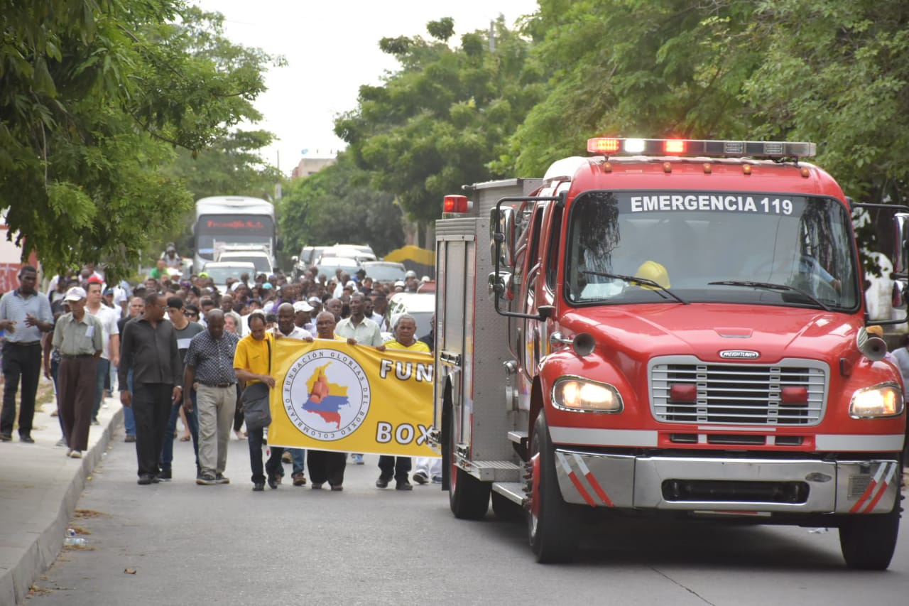 Familiares y allegados en el sepelio del excampeón mundial Prudencio Cardona