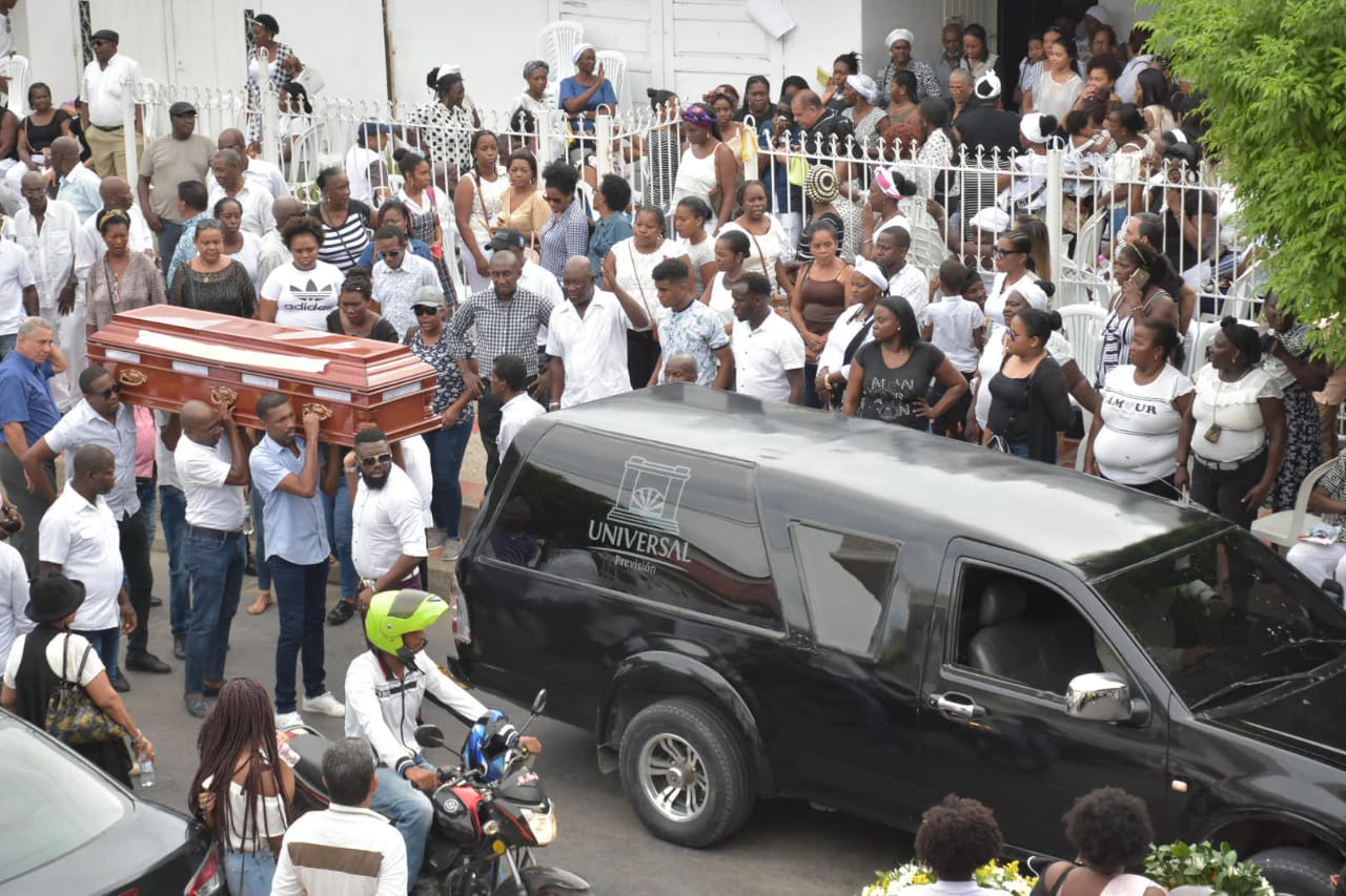 Desde el barrio Los Andes, hasta el Cementerio Universal, el cortejo fúnebre estaba acompañado de familiares y amigos.