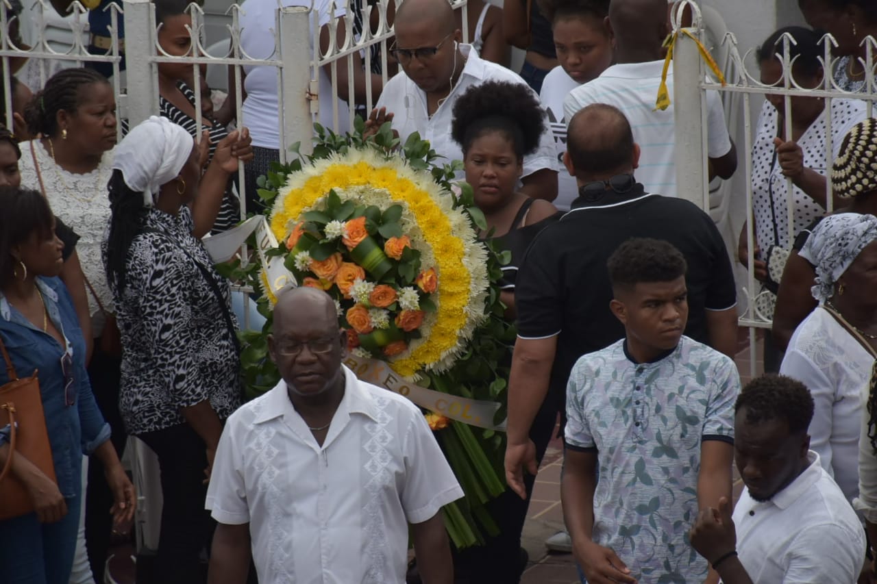 Familiares y allegados en el sepelio del excampeón mundial Prudencio Cardona