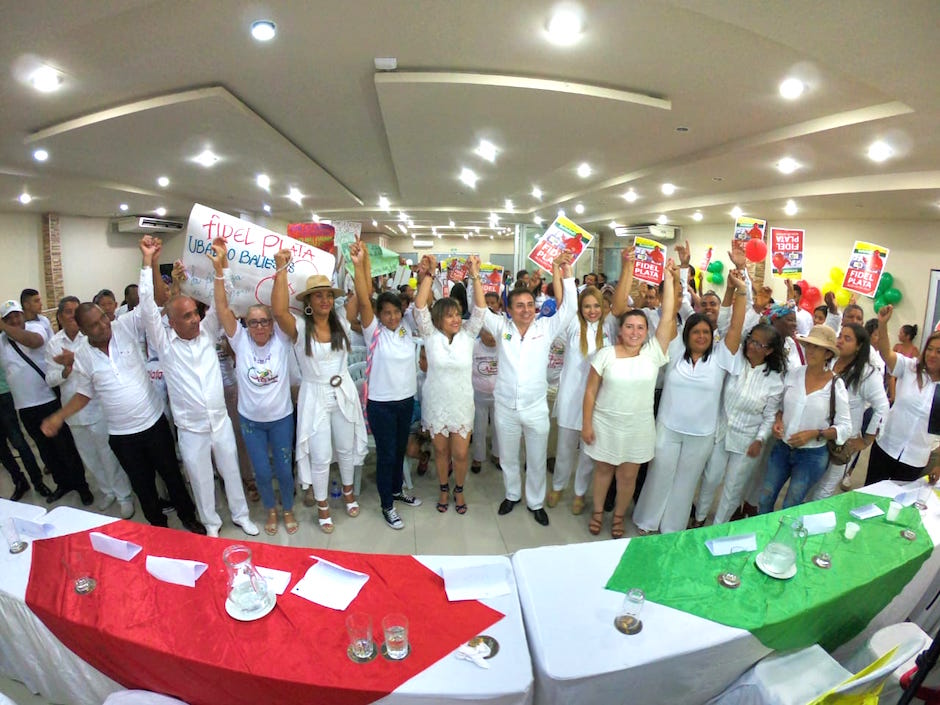 El candidato con un grupo de apoyo.