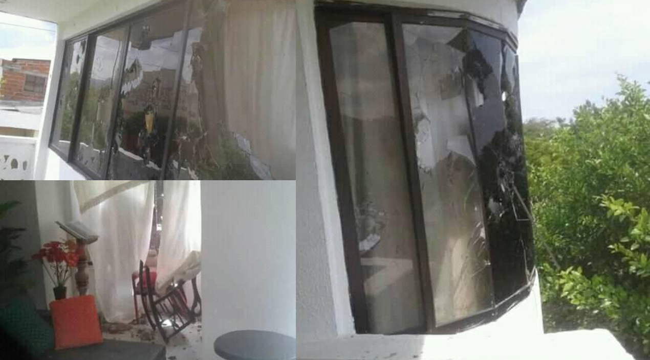 Así quedó la vivienda del alcalde tras el ataque a piedra por parte de la comunidad.